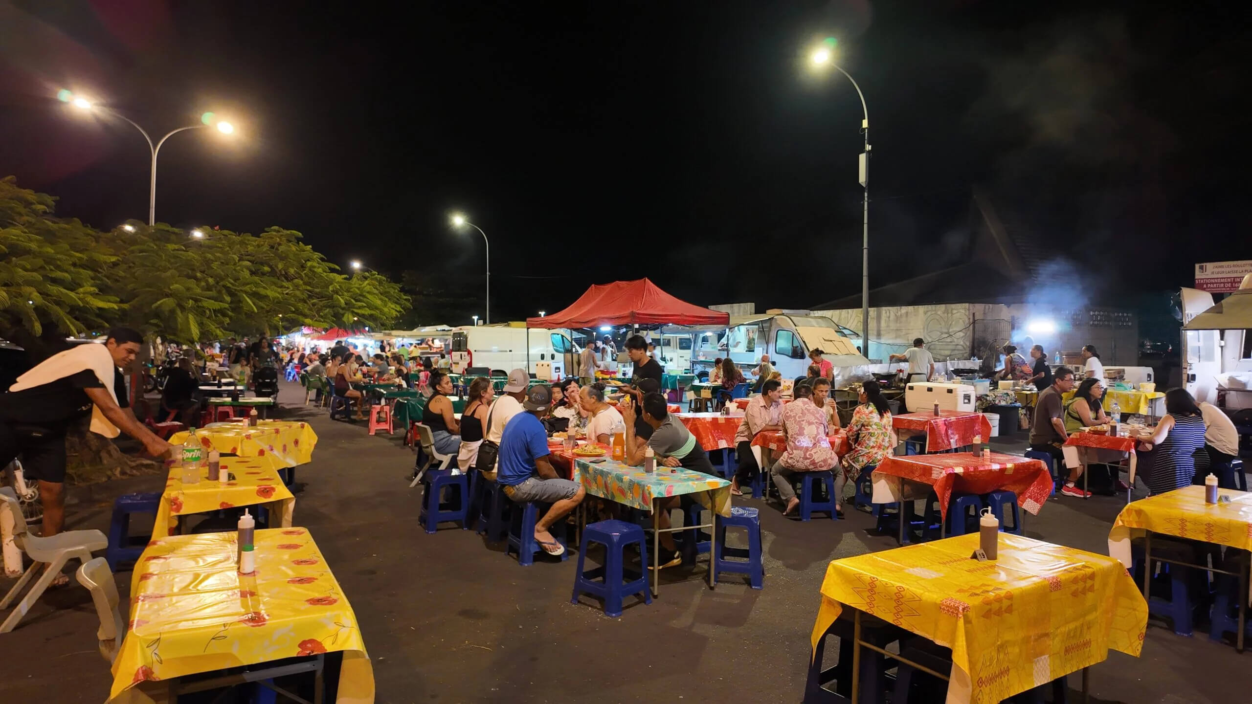 les-roulottes de-tahiti-papeete.jpg (344 KB)