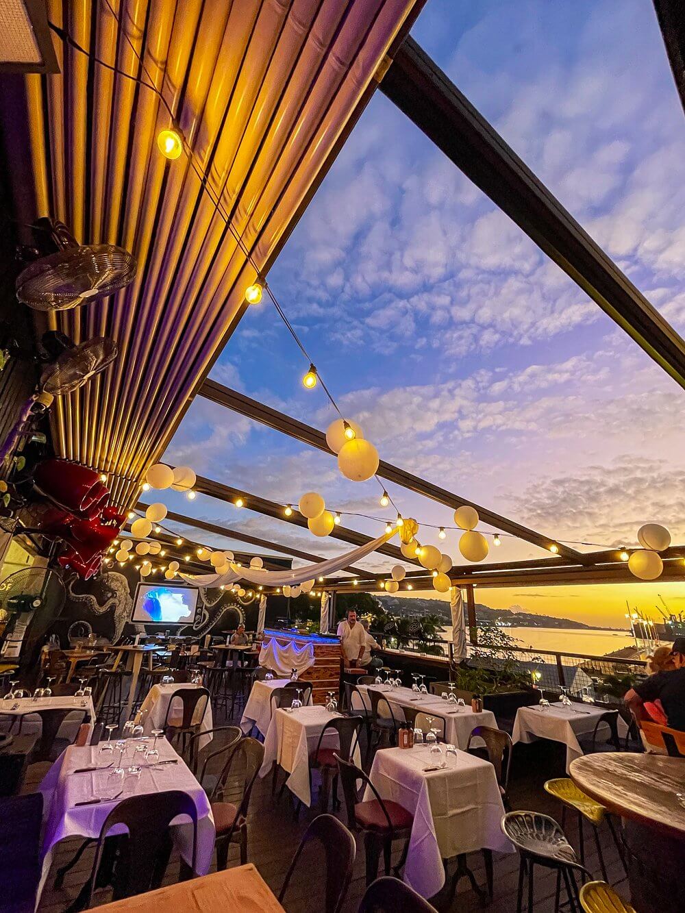 le-baroof-un-rooftop-terrasse-bar-restaurant-papeete-tahiti.jpeg (262 KB)