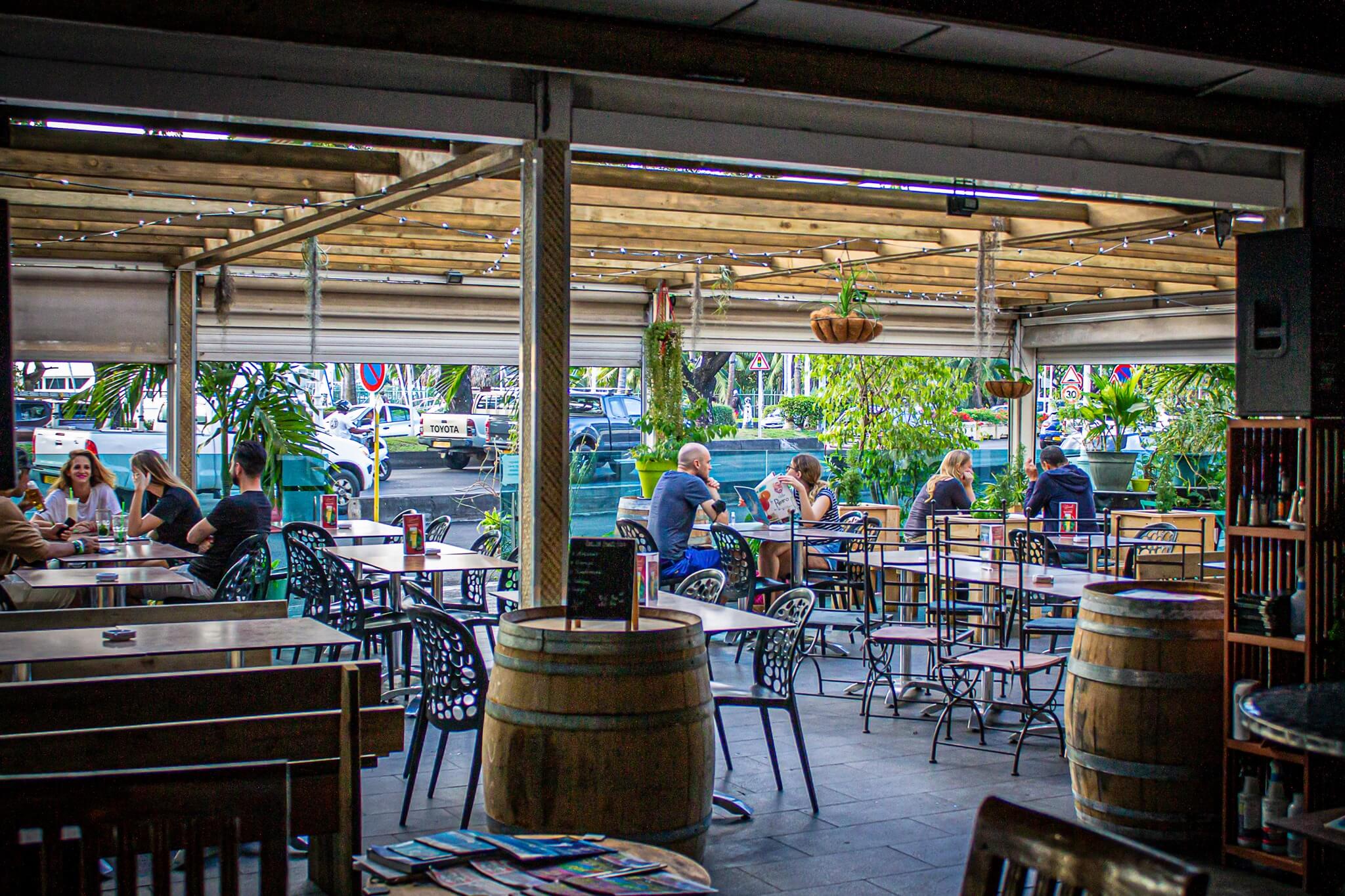 le-retro-papeete-bar-terrasse-animation.jpeg (477 KB)